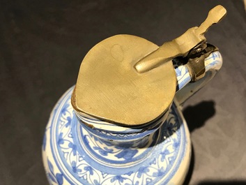 A blue and white chinoiserie jug with pewter lid, Haarlem or Delft, 1st half 17th C.