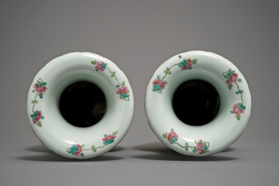 Une paire de vases en porcelaine de Chine famille rose &agrave; d&eacute;cor de cavaliers, 19&egrave;me