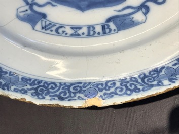 Un plat armori&eacute; dat&eacute; 1683 en fa&iuml;ence de Delft bleu et blanc et une assiette au paysage, 17&egrave;me