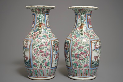 Une paire de vases en porcelaine de Chine famille rose &agrave; d&eacute;cor de cavaliers, 19&egrave;me