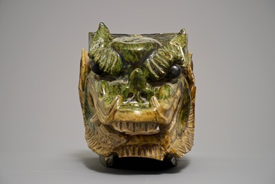 Een Chinese kroontegel in de vorm van een drakenkop, 19e eeuw
