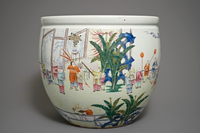 (LOT WITHDRAWN) A large Chinese famille rose 'hundred boys' fish bowl, 19/20th C.