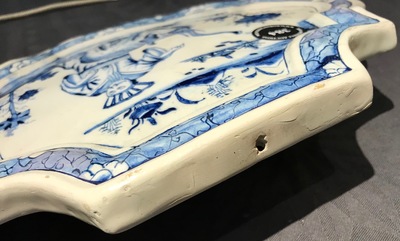 Une plaque en fa&iuml;ence de Delft bleu et blanc &agrave; d&eacute;cor chinoiserie avec un &eacute;l&eacute;phant, 18&egrave;me