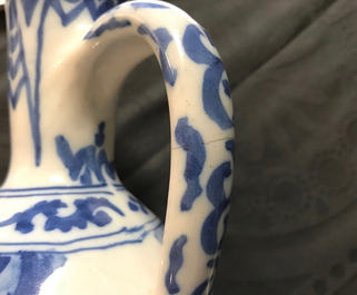 Une verseuse en fa&iuml;ence de Delft bleu et blanc &agrave; d&eacute;cor chinoiserie, 2&egrave;me moiti&eacute; du 17&egrave;me