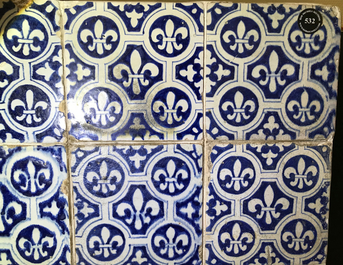 Un panneau de 24 carreaux en fa&iuml;ence de Delft bleu et blanc aux Fleur De Lys, 17&egrave;me