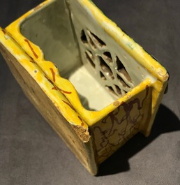 Un rechaud miniature avec son int&eacute;rieur en fa&iuml;ence polychrome de Delft, 18&egrave;me