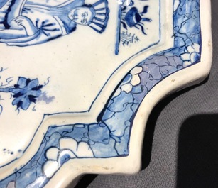 Une plaque en fa&iuml;ence de Delft bleu et blanc &agrave; d&eacute;cor chinoiserie avec un &eacute;l&eacute;phant, 18&egrave;me