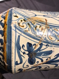 Een grote albarello met wapendecor in Italiaanse majolica, Deruta, 17e eeuw