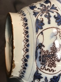 Een fijne Delftse chinoiserie vaas in blauwwit en mangaan, 17e eeuw
