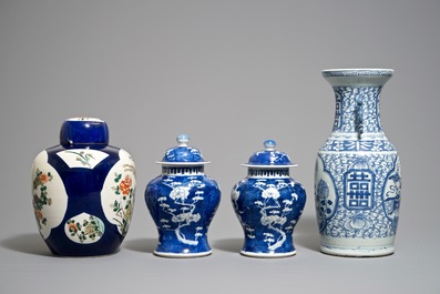 Quatre vases en porcelaine de Chine famille verte et bleu et blanc, 19/20&egrave;me