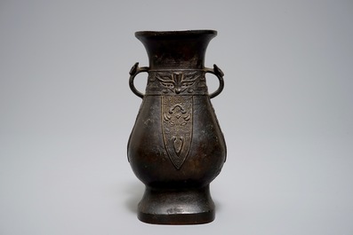 Een Chinese archa&iuml;stische bronzen hu-vaas, Ming