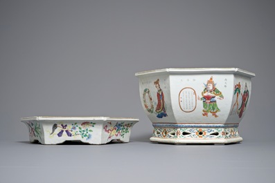 Une jardini&egrave;re sur support en porcelaine de Chine famille rose &agrave; d&eacute;cor Wu Shuang Pu, 19&egrave;me
