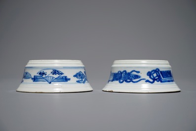 Une paire de salerons de forme ronde en porcelaine de Chine bleu et blanc, Kangxi