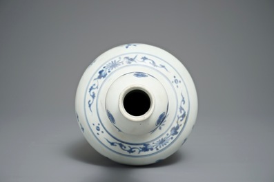 A Chinese blue and white bottle vase with floral design, Hatcher cargo, Transitional period