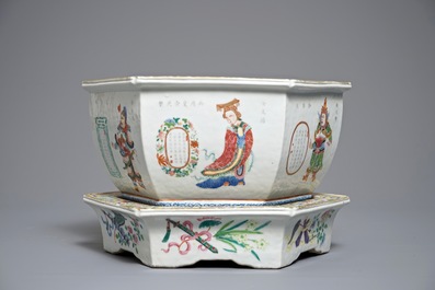 Une jardini&egrave;re sur support en porcelaine de Chine famille rose &agrave; d&eacute;cor Wu Shuang Pu, 19&egrave;me