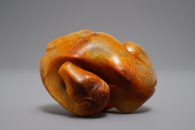 A Chinese carved russet jade model of a reclining horse, 19/20th C.