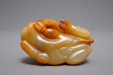 A Chinese carved russet jade model of a reclining horse, 19/20th C.