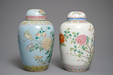 Deux grands pots &agrave; gingembre en porcelaine de Chine famille rose &agrave; d&eacute;cor floral, 19&egrave;me