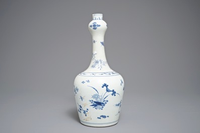 A Chinese blue and white bottle vase with floral design, Hatcher cargo, Transitional period