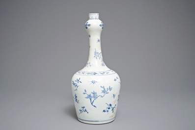 Un vase de forme bouteille du Hatcher cargo en porcelaine de Chine bleu et blanc, &eacute;poque Transition