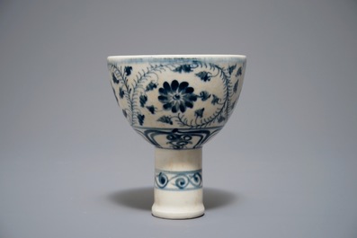 十五十六世纪越南青花瓷碗 带底座