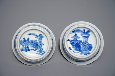 Een paar ronde Chinese blauwwitte zoutvaten met kostbaarheden, Kangxi