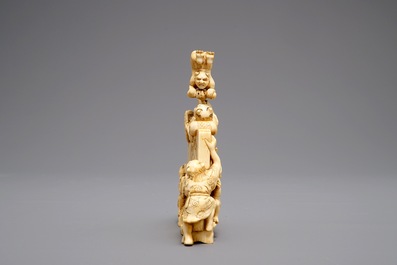 Un okimono figurant des oni autour d'un &eacute;cran en ivoire sculpt&eacute;, Japon, Meiji, 19&egrave;me