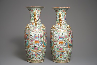 Une paire de vases en porcelaine de Chine famille rose de Canton, 19&egrave;me