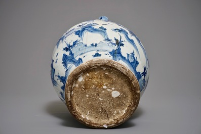 Een grote blauwwitte Chinese balustervaas met berglandschappen, Ming