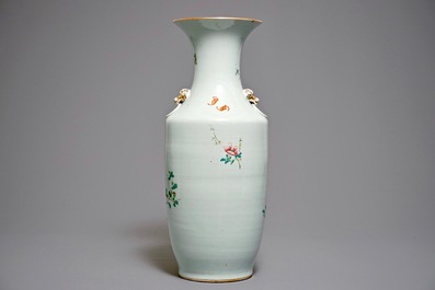 Un vase en porcelaine de Chine famille rose &agrave; d&eacute;cor floral, 20&egrave;me