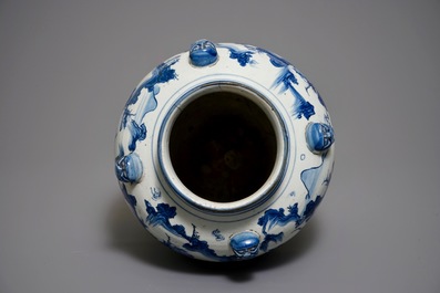 Un grand vase de forme balustre en porcelaine de Chine bleu et blanc, Ming