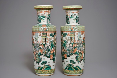 Une paire de vases de forme rouleau en porcelaine de Chine famille verte, 19&egrave;me