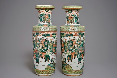 Une paire de vases de forme rouleau en porcelaine de Chine famille verte, 19&egrave;me