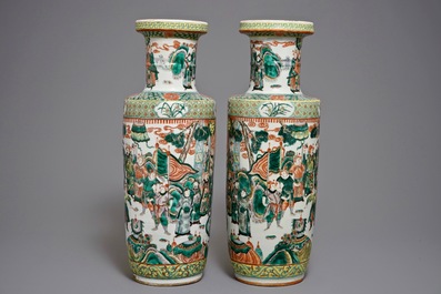 Une paire de vases de forme rouleau en porcelaine de Chine famille verte, 19&egrave;me