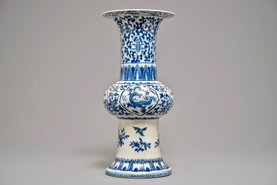 Un grand vase de forme gu en porcelaine de Chine bleu et blanc, marque de Qianlong, 19&egrave;me