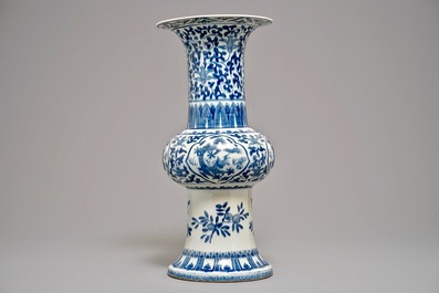 Un grand vase de forme gu en porcelaine de Chine bleu et blanc, marque de Qianlong, 19&egrave;me