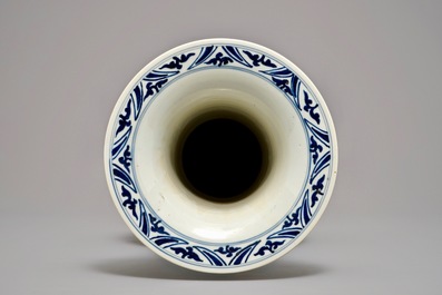 Un grand vase de forme gu en porcelaine de Chine bleu et blanc, marque de Qianlong, 19&egrave;me