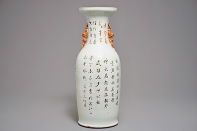 Een Chinese vaas met ijzerrood decor van Boeddhistische leeuwen, 19e eeuw