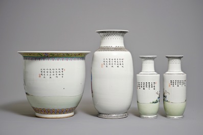 Quatre vases en porcelaine de Chine famille rose, R&eacute;publique, 20&egrave;me