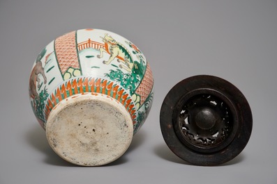 Een Chinese wucai vaas met fabeldieren, 19e eeuw