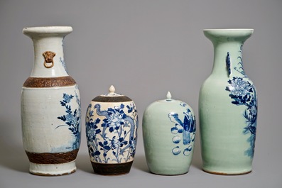 Vier Chinese blauwwitte vazen op celadon en craquel&eacute; fond, 19e eeuw