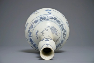 Un vase de forme bouteille globulaire du Hatcher cargo en porcelaine de Chine bleu et blanc, &eacute;poque Transition