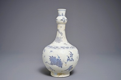 A Chinese blue and white globular bottle vase with floral design, Hatcher cargo, Transitional period