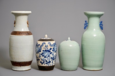 Quatre vases en porcelaine de Chine bleu et blanc sur fond c&eacute;ladon et craquel&eacute;, 19&egrave;me