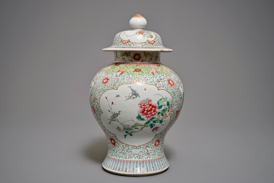 Een Chinese famille rose dekselvaas, Qianlong merk, 19e eeuw