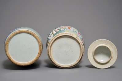 Un vase couvert en porcelaine de Chine famille rose et un vase en bleu et blanc sur fond c&eacute;ladon, 19&egrave;me