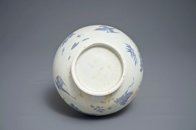 A Chinese blue and white globular bottle vase with floral design, Hatcher cargo, Transitional period