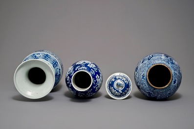 Trois vases en porcelaine de Chine bleu et blanc, 19&egrave;me