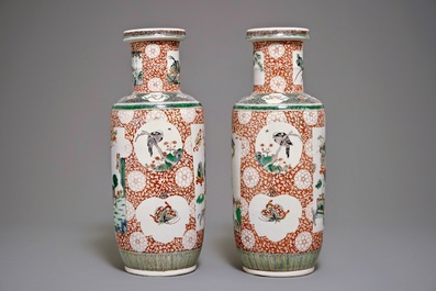 Une paire de vases de forme rouleau en porcelaine de Chine famille verte, marque de Qianlong, 19&egrave;me