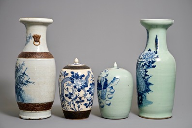 Quatre vases en porcelaine de Chine bleu et blanc sur fond c&eacute;ladon et craquel&eacute;, 19&egrave;me